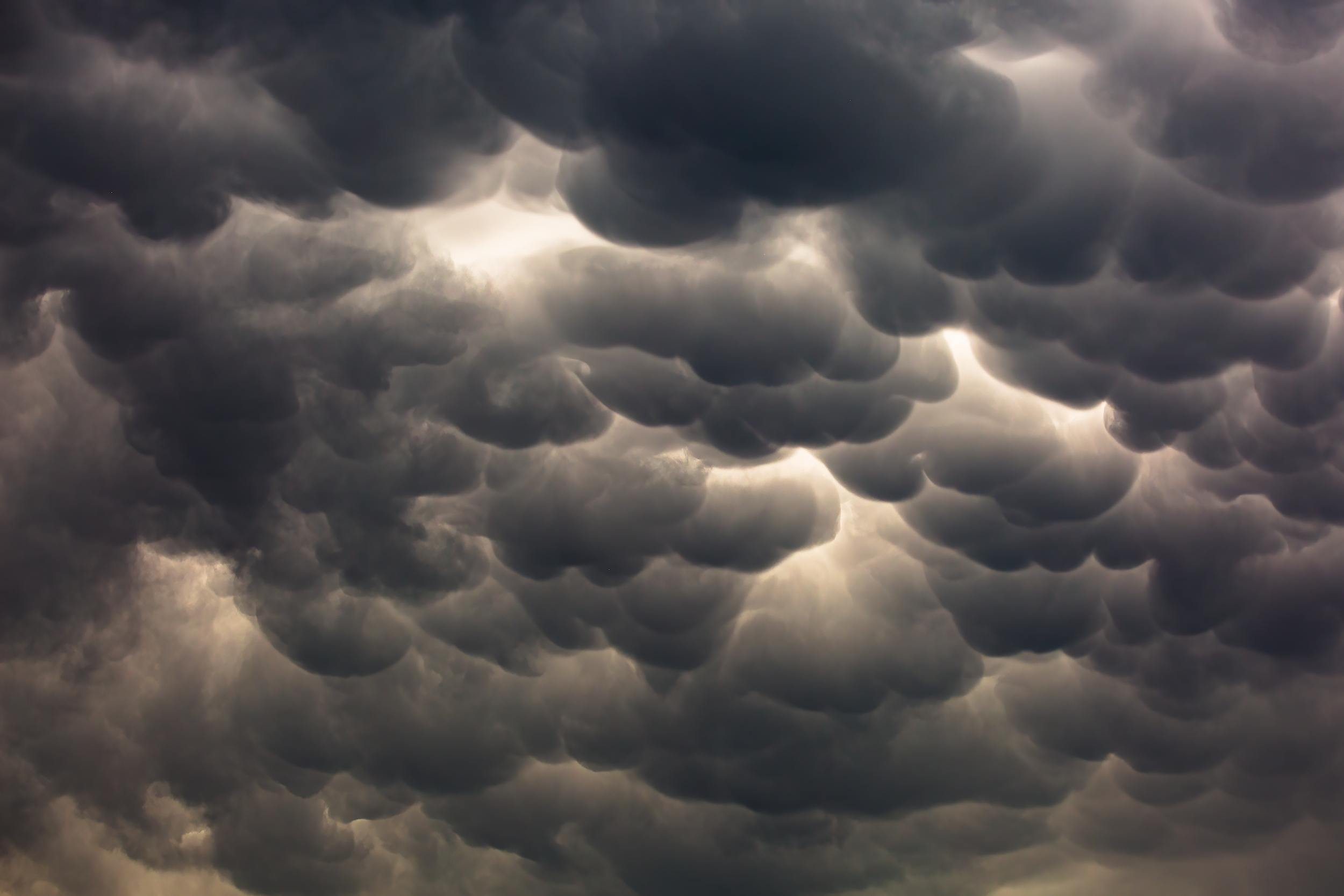 24cze21_mammatus_clouds_01.png